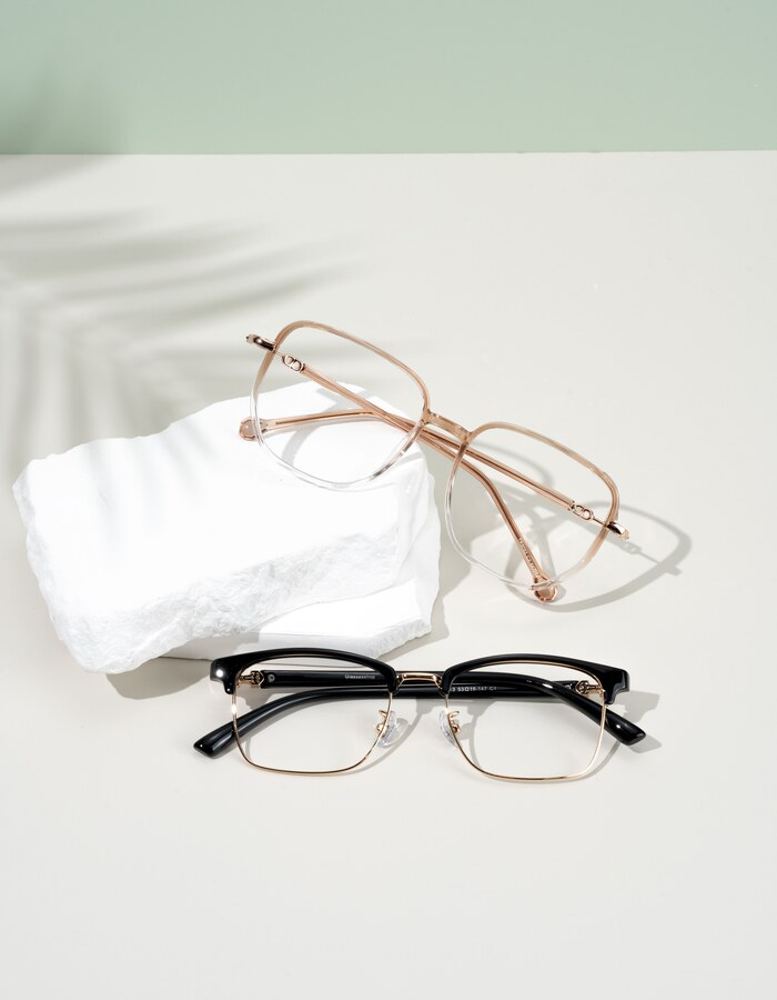 Nettoyage d'un verre de lunettes avec un chiffon doux