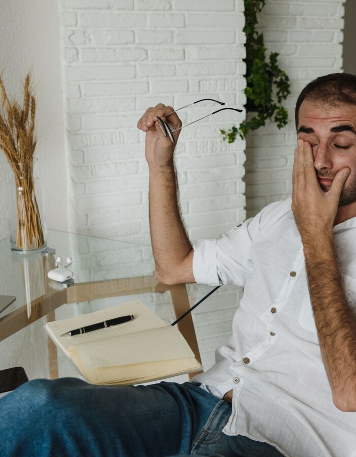 Homme se frottant les yeux, fatigue oculaire