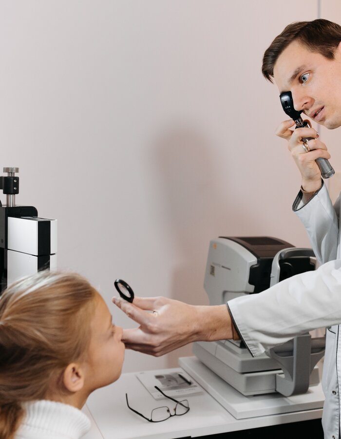 Suivi ophtalmologique de l'enfant, consultation avec dépistage à l'ophtalmoscope